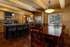Fridge, microwave, oven, stovetop - Browning Lodge Retreat! (Duck Creek Village)