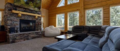 Fernseher, Kamin, Tischtennisplatte