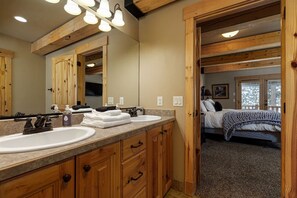 4 bedrooms, WiFi, bed sheets