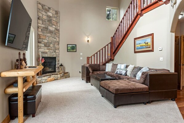TV, fireplace