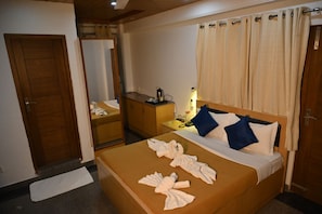 Phòng đôi Deluxe | Bộ đồ giường cao cấp, bàn, phòng cách âm