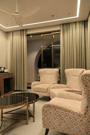 In-room safe, soundproofing, iron/ironing board, free WiFi - Pride Elite Dwarka (Dwarka)