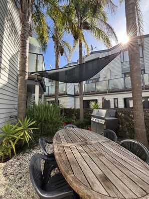 Outdoor dining - Auckland City CBD - walk to Spark Arena & Parnell from our spacious 3 bed home (Auckland)
