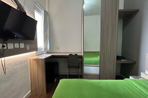 Studio | Bàn, truy cập Internet không dây miễn phí