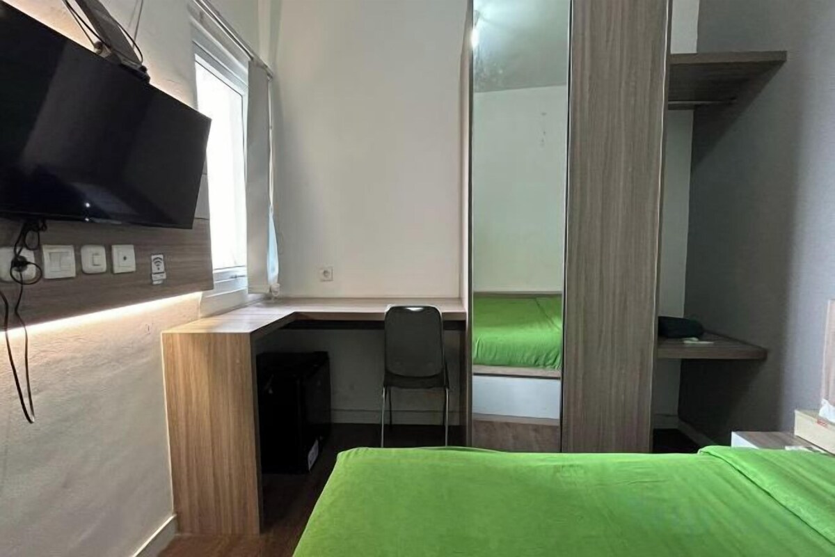 Desk, free WiFi