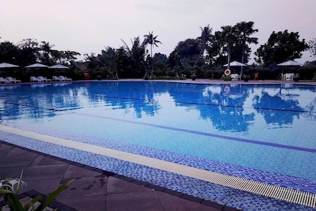 Una piscina al aire libre