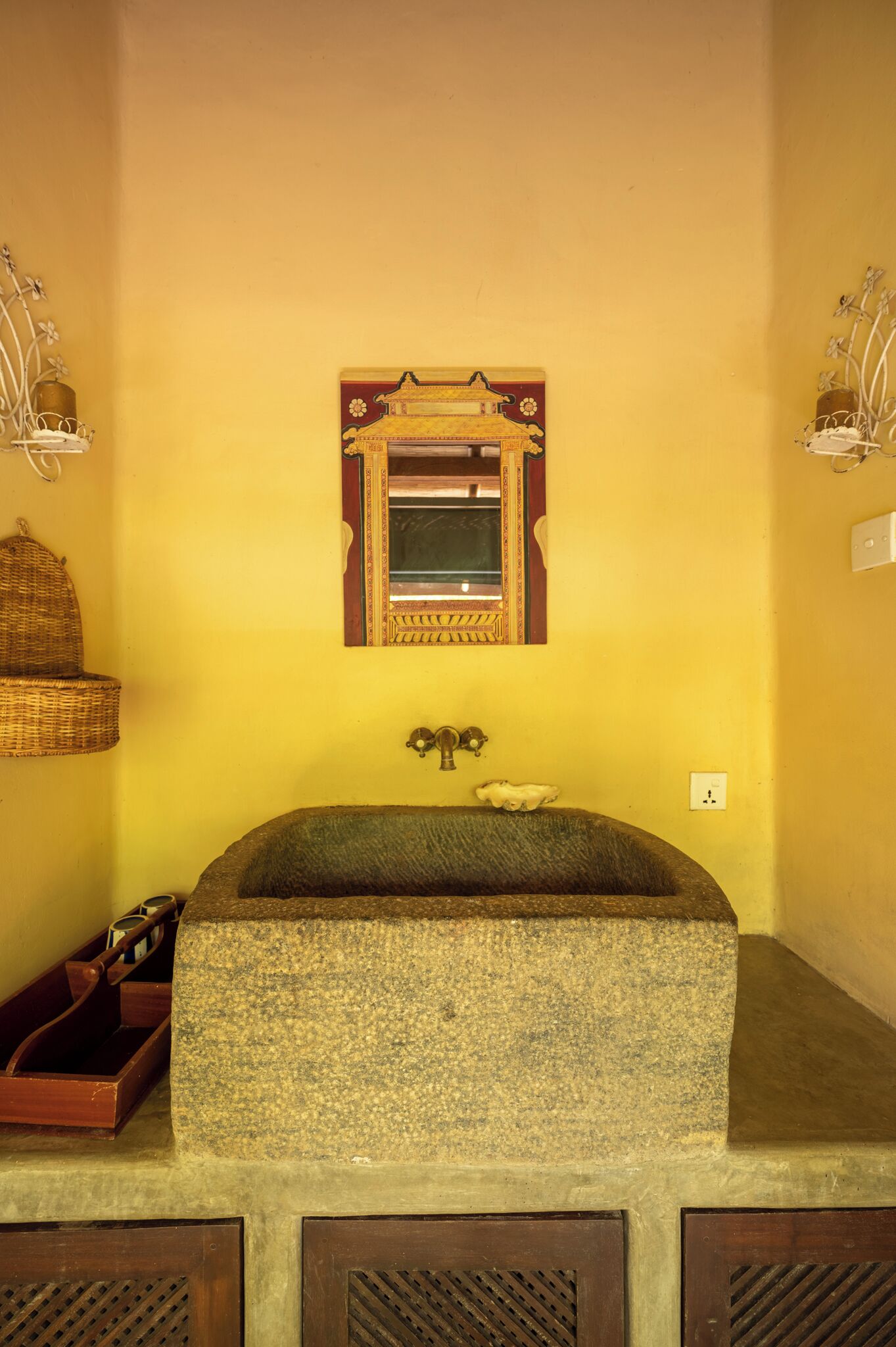 Shower, rainfall showerhead, free toiletries, towels