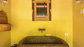 Shower, rainfall showerhead, free toiletries, towels