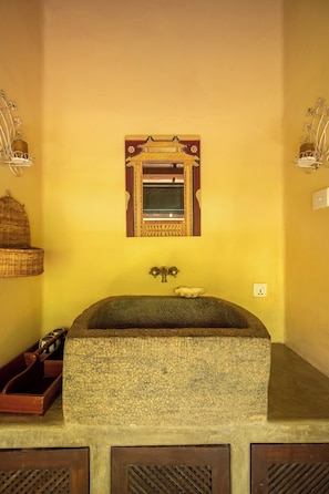 Shower, rainfall showerhead, free toiletries, hair dryer - The River House Dambulla by The Serendipity Collection (Dambulla)