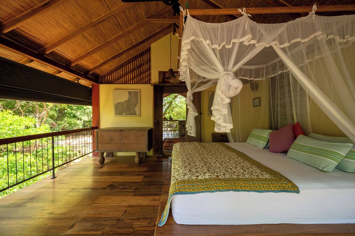Quarto casal, vista para o jardim | Ferros/tábuas de passar roupa, Wi-Fi de cortesia, roupa de cama