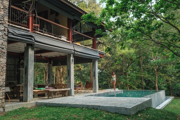 Una piscina al aire libre