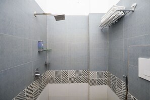 Habitación ejecutiva | Baño | Regadera, regadera tipo lluvia, amenidades de baño gratuitas, toallas 