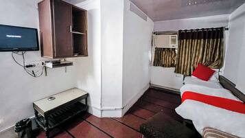 Triple Room | Desk, free WiFi, bed sheets