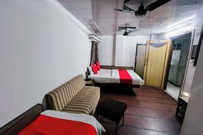 Escritorio, wifi gratis y ropa de cama