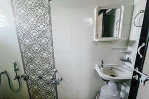 Triple Room | Bathroom - Hotel Maninagar Residency (Ahmedabad)