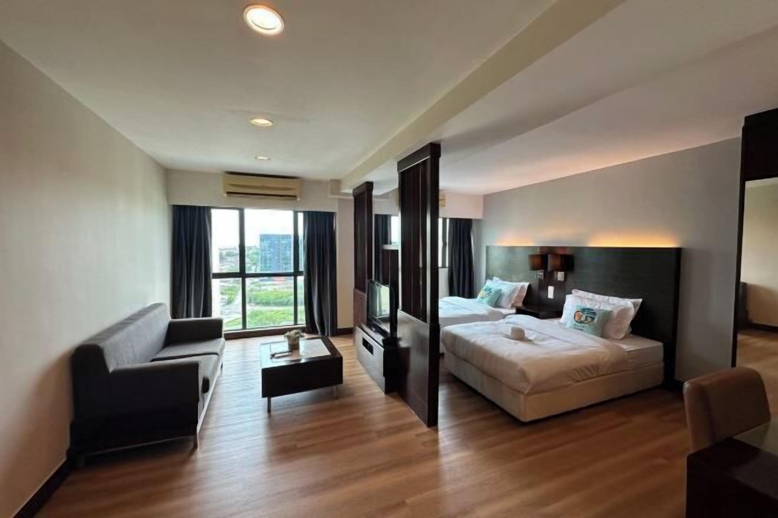 각각 다른 스타일의 인테리어, 책상, 암막 커튼, 방음 설비