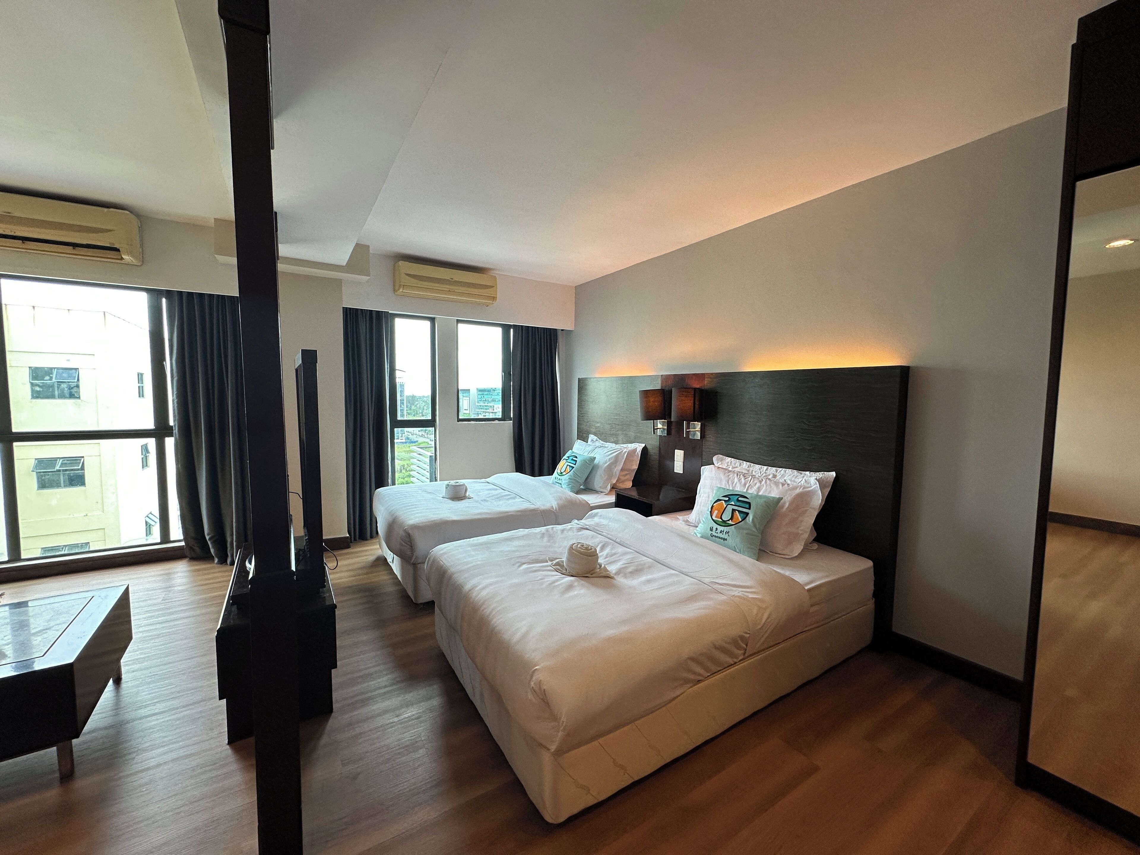 아파트 | 각각 다른 스타일의 인테리어, 책상, 암막 커튼, 방음 설비