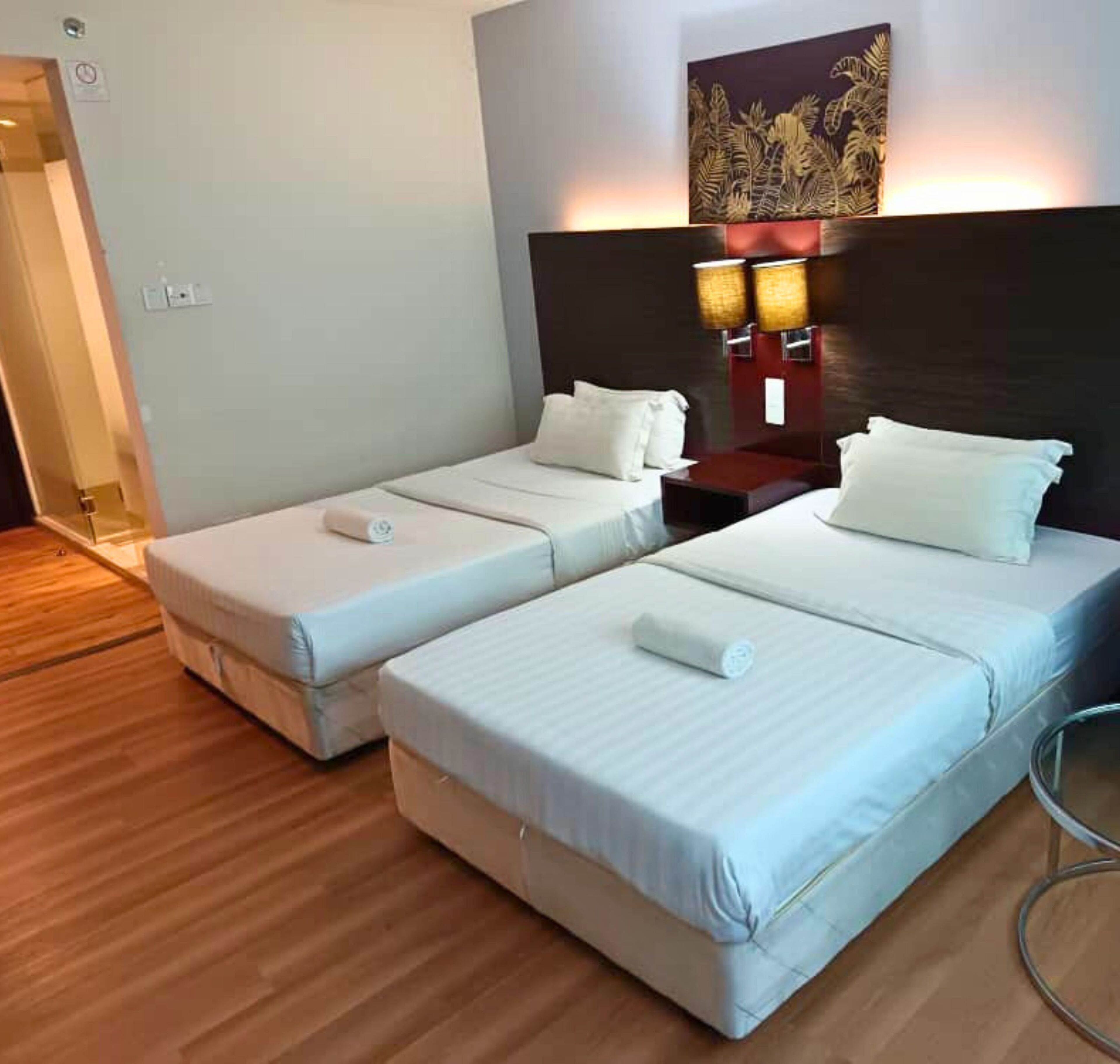 스탠다드 아파트 | 각각 다른 스타일의 인테리어, 책상, 암막 커튼, 방음 설비