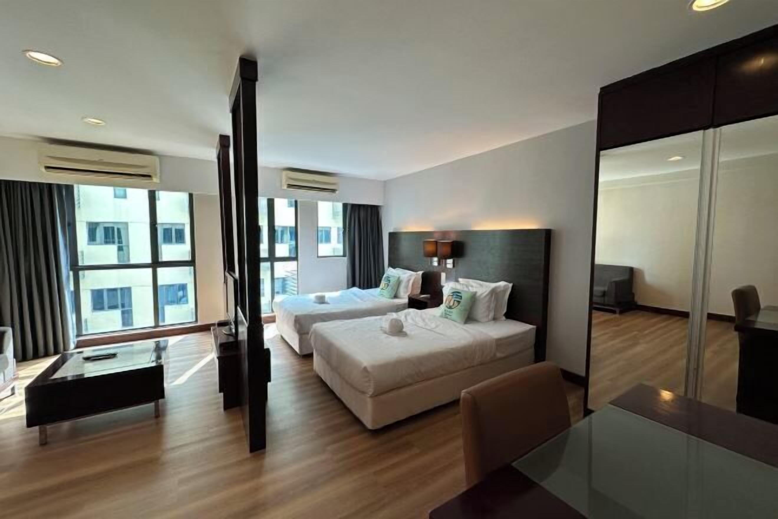 각각 다른 스타일의 인테리어, 책상, 암막 커튼, 방음 설비