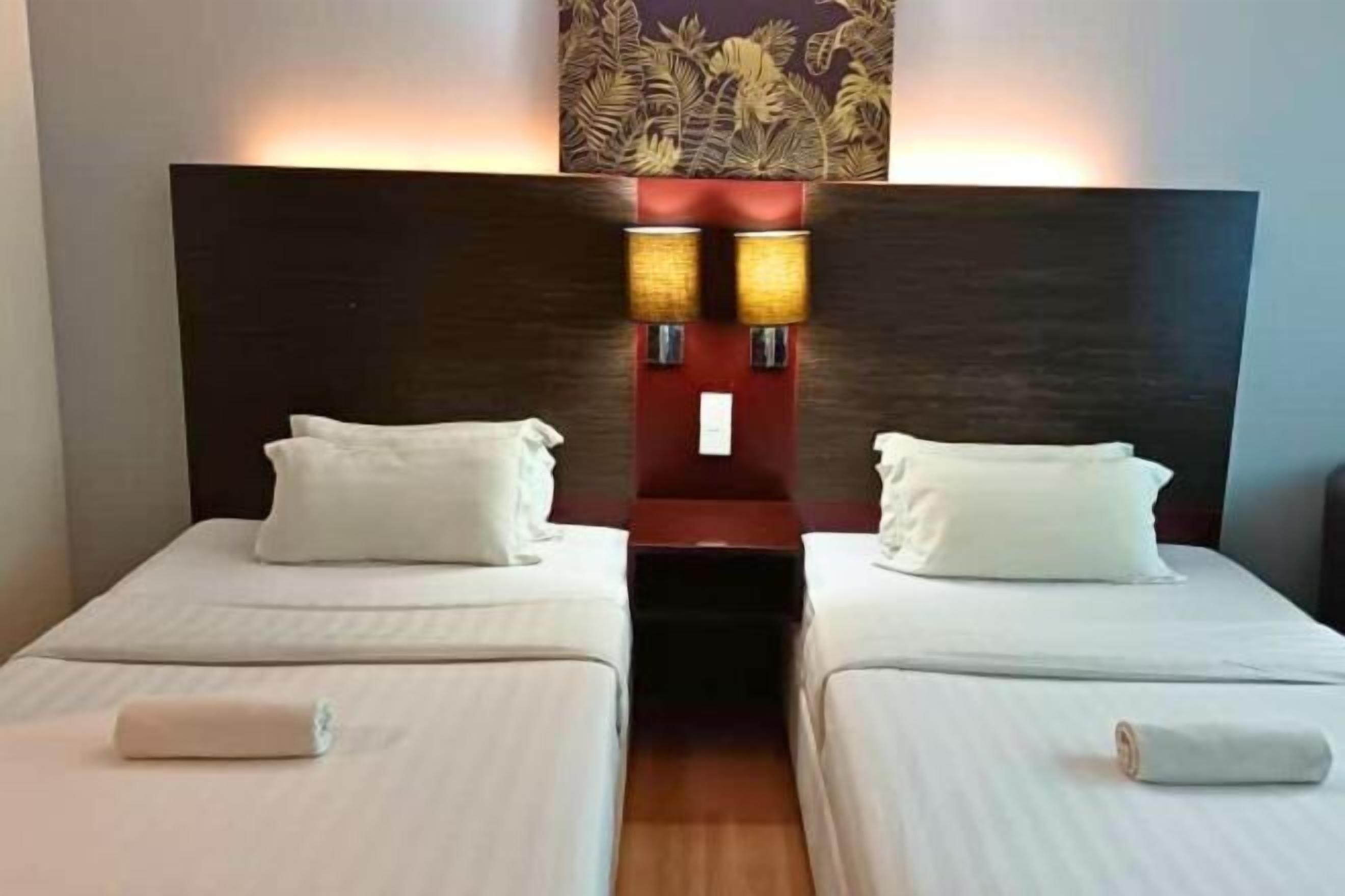 각각 다른 스타일의 인테리어, 책상, 암막 커튼, 방음 설비