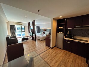 Executive Apartment (Crocus) | Individually decorated, desk, blackout drapes, soundproofing - Greenage MingSuite Kota Kinabalu (Kota Kinabalu)