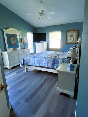 3 bedrooms, free WiFi, bed sheets - Cozy 3/2 in the Middle of all the action
Sleeps 7 3 beds 2 bath & air mattress (Lakeland)