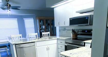 Cozy 3/2 in the Middle of all the action
Sleeps 7 3 beds 2 bath & air mattress