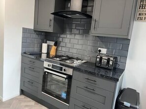 Kjøleskap, mikrobølgeovn, ovn og kokeplater