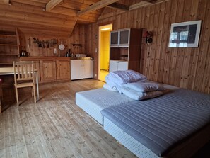 9 bedrooms, iron/ironing board, WiFi, bed sheets