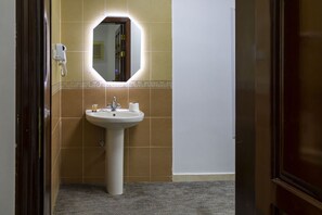 Familieleilighet | Bad | Regndusjhode, hårføner, bidé og håndklær