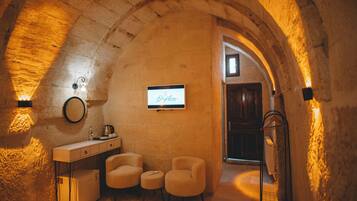 Habitación estándar | Área de sala de estar | Televisión de pantalla plana