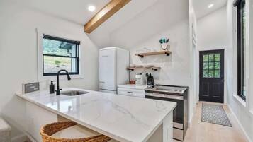 Frigorífico, microondas, horno y cafetera o tetera