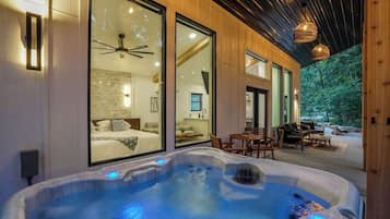 Bañera de hidromasaje cubierta