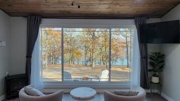 Smart TV, fireplace