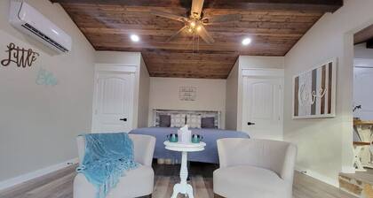 Little Blue, Charming Lakefront!