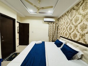2 bedrooms, premium bedding, desk, soundproofing - Home Escape 2bhk Apartments (Indore)