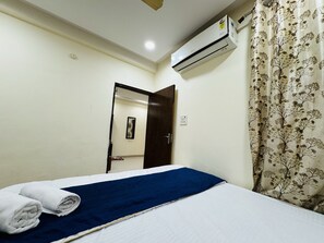 2 bedrooms, premium bedding, desk, soundproofing - Home Escape 2bhk Apartments (Indore)