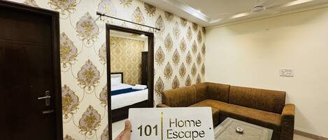 Căn hộ Deluxe | Khu phòng khách | TV LED 43-inch có truyền hình kỹ thuật số