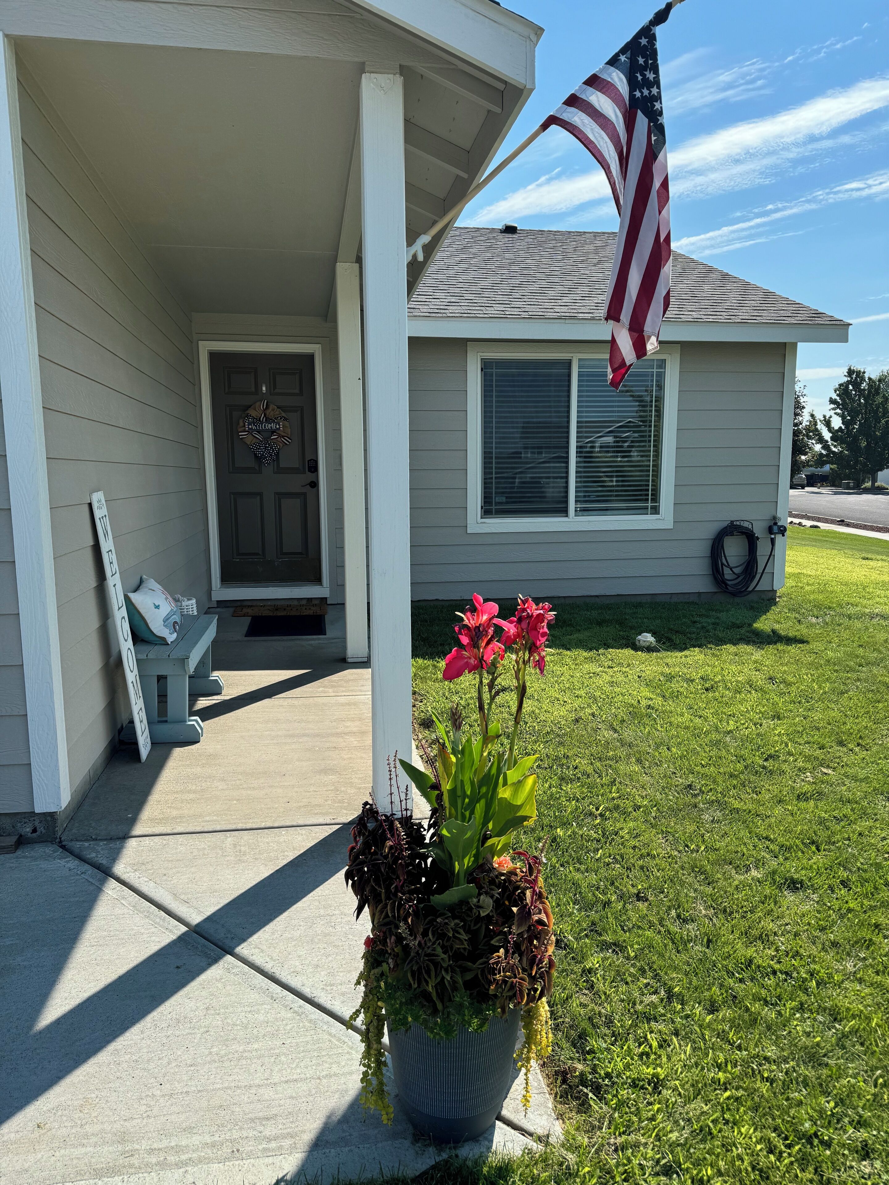 Immaculate 3BR/2BA Serene Central Neighborhood & Close to I-90 Fully Furnished 