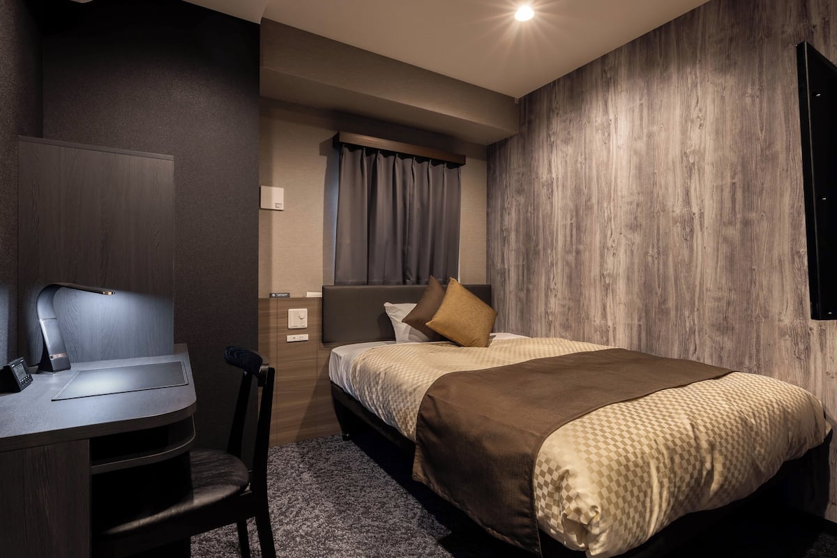 Economy Room | 1 bedroom, in-room safe, desk, free WiFi