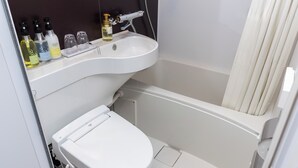 Kombinert dusj/badekar, tøfler og håndklær