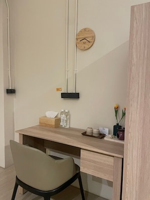 Chambre Deluxe, 2 lits une place, salle de bains privée | Restauration dans la chambre