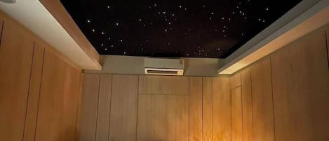 Superior Room, 1 King Bed, Non Smoking, Refrigerator & Microwave | Premium bedding, individually decorated, free WiFi