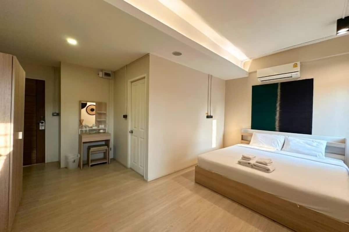 Premium bedding, WiFi (free), individually decorated