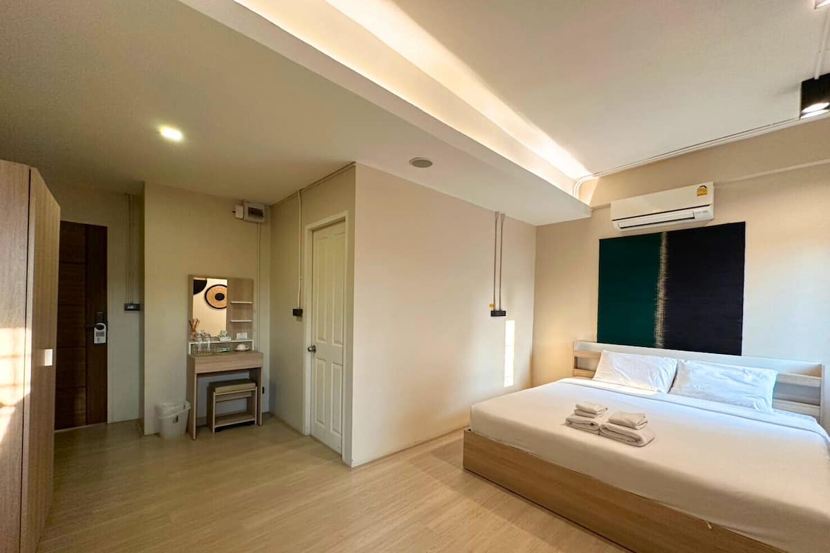 Deluxe kamer, 1 kingsize bed, niet-roken, privébadkamer | 1 slaapkamer, luxe beddengoed, individueel gedecoreerd, gratis wifi