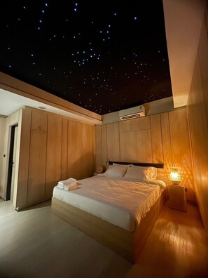 Habitación superior, 1 cama King size, para no fumadores, refrigerador y microondas | Ropa de cama de alta calidad, decoración personalizada y wifi gratis