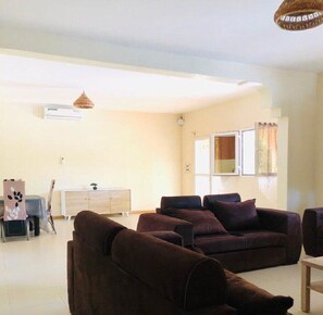 TV - Villa Avec Piscine à Warang - I Mbind Diam (Warang)