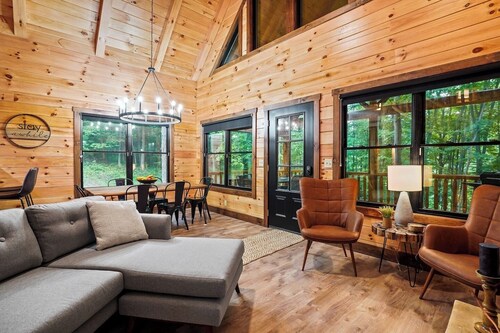 Luxe Log Cabin | Hot Tub, Fire Pit, Dog Friendly!