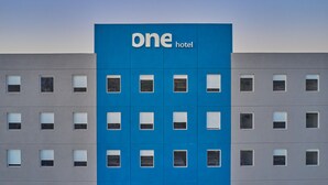 A building with a blue facade and the text "one hotel" on it. - One Morelia Acueducto (Morelia)