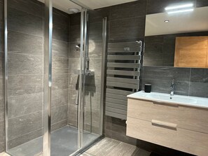 Bathroom - Luxurious 3BR Apartment in Les Gets Center – Terrace, Parking, WiFi (Les Gets)